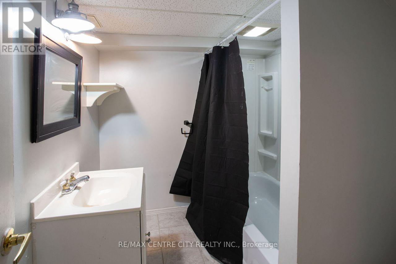 470 Three Valleys Crescent, London South, Ontario  N5Z 3E7 - Photo 34 - X12501584