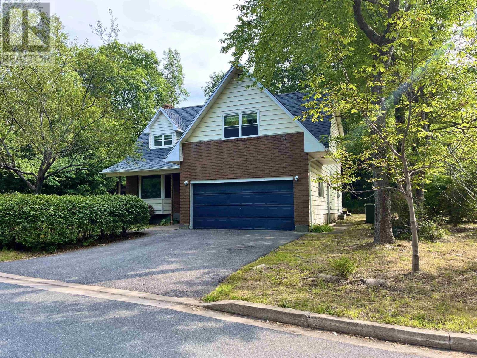 6 Duke Street, Bridgewater, Nova Scotia  B4V 1K4 - Photo 3 - 202520077