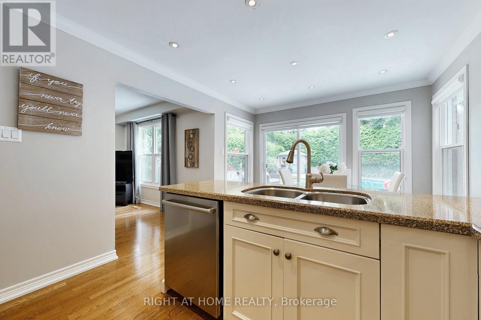 363 Crossland Gate, Newmarket, Ontario  L3X 1B5 - Photo 11 - N12494122