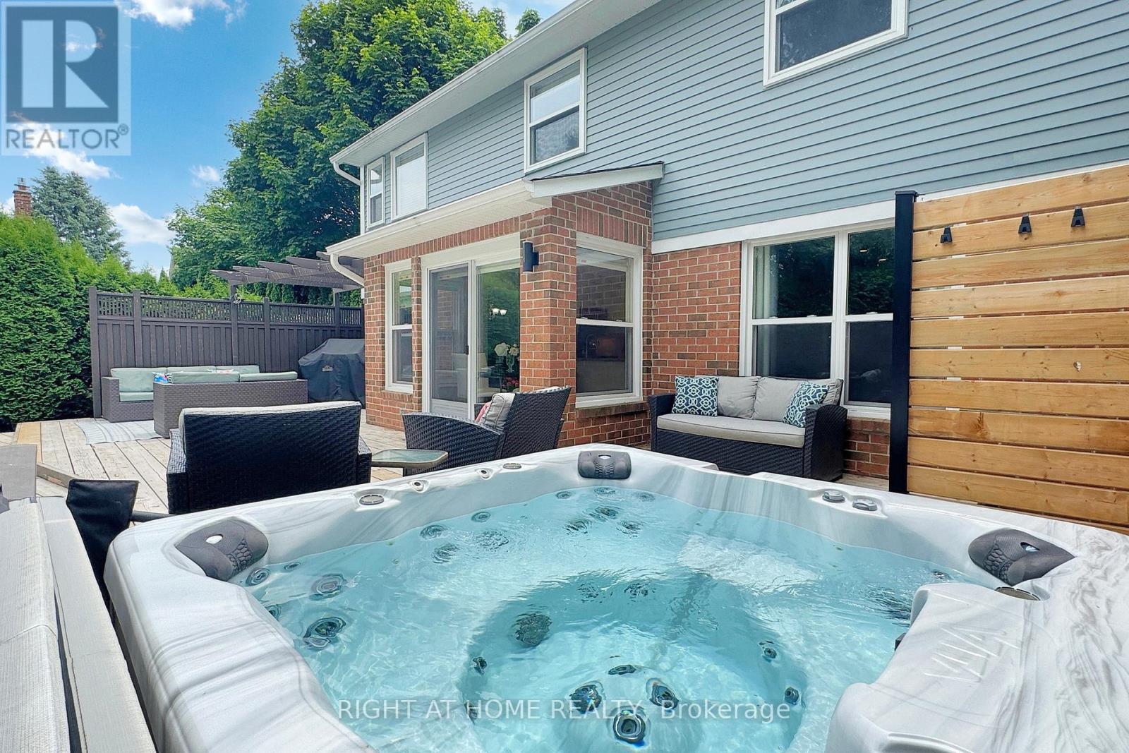 363 Crossland Gate, Newmarket, Ontario  L3X 1B5 - Photo 36 - N12494122