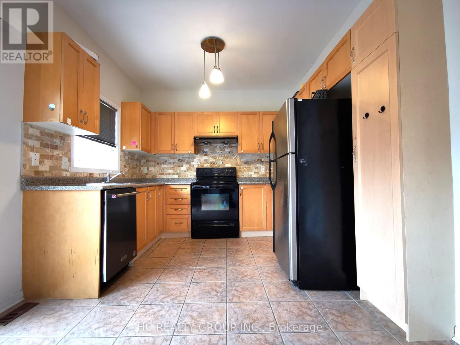 16 Vecchia Street, Markham, Ontario  L6E 1P4 - Photo 8 - N12501044