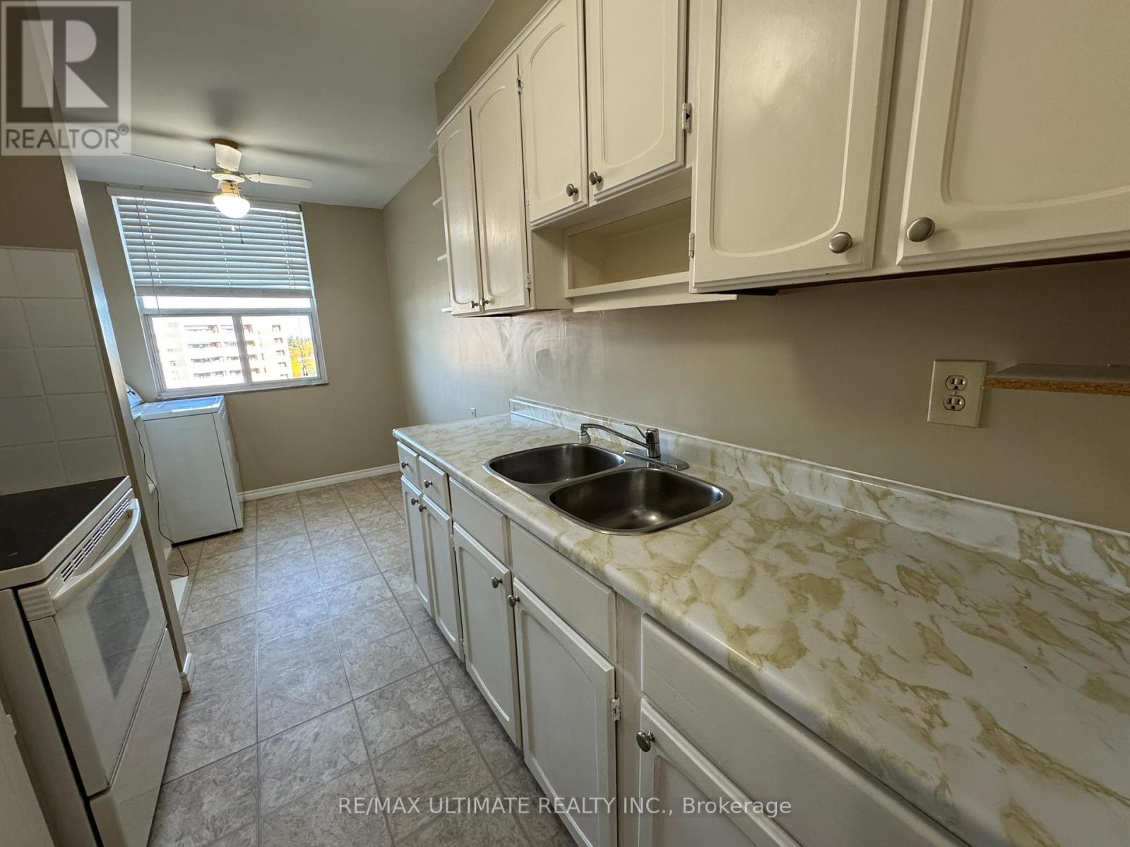 1004 - 966 Inverhouse Drive, Mississauga, Ontario  L5J 4B6 - Photo 11 - W12501588