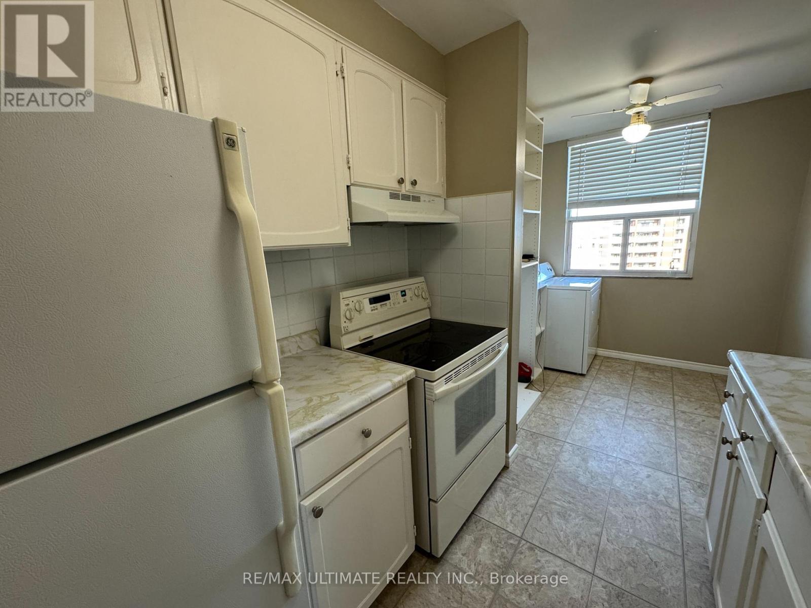 1004 - 966 Inverhouse Drive, Mississauga, Ontario  L5J 4B6 - Photo 12 - W12501588