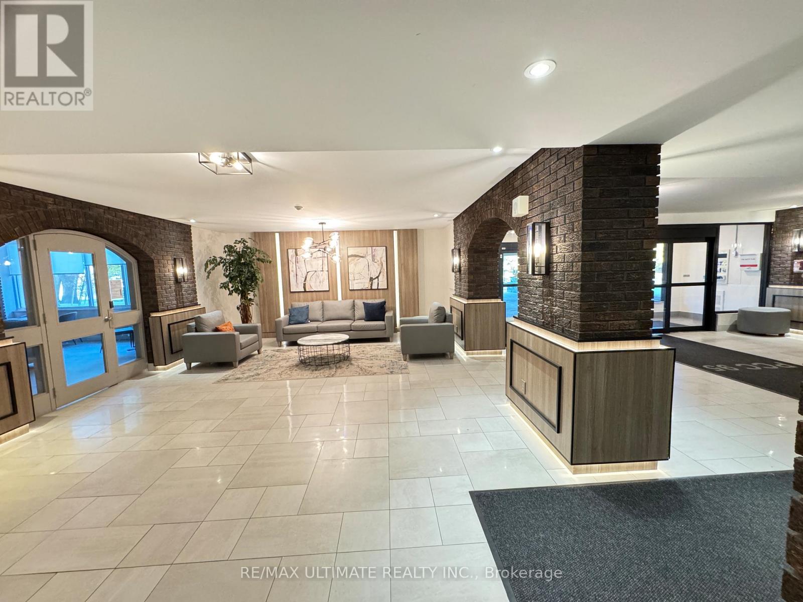 1004 - 966 Inverhouse Drive, Mississauga, Ontario  L5J 4B6 - Photo 2 - W12501588