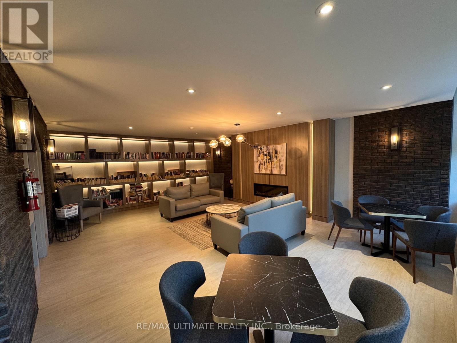 1004 - 966 Inverhouse Drive, Mississauga, Ontario  L5J 4B6 - Photo 3 - W12501588