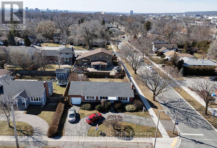 676 Walker's Line, Burlington, Ontario  L7N 2E7 - Photo 2 - W12501600