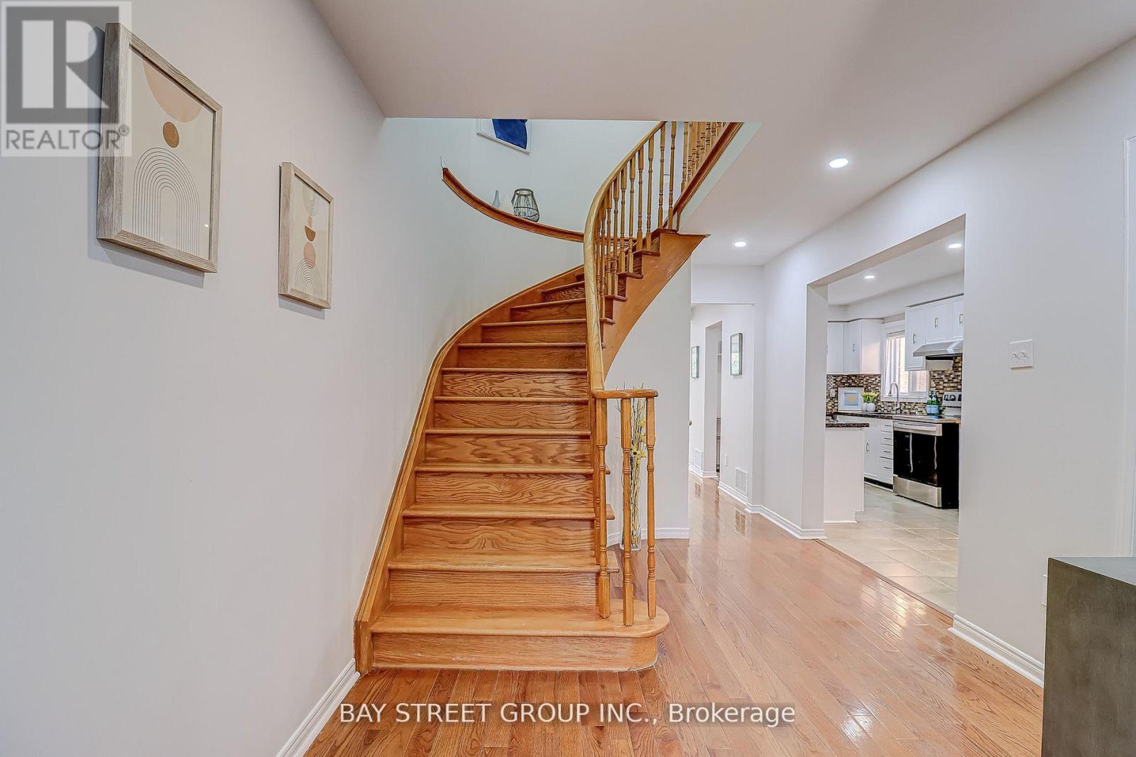 679 Constellation Drive, Mississauga, Ontario  L5R 2V9 - Photo 2 - W12501618