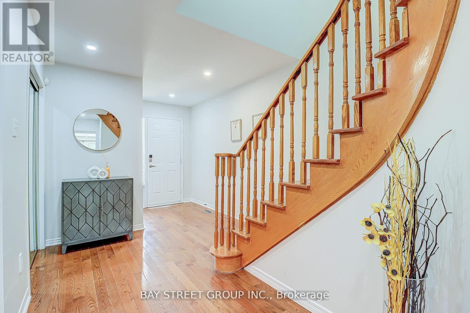 679 Constellation Drive, Mississauga, Ontario  L5R 2V9 - Photo 3 - W12501618