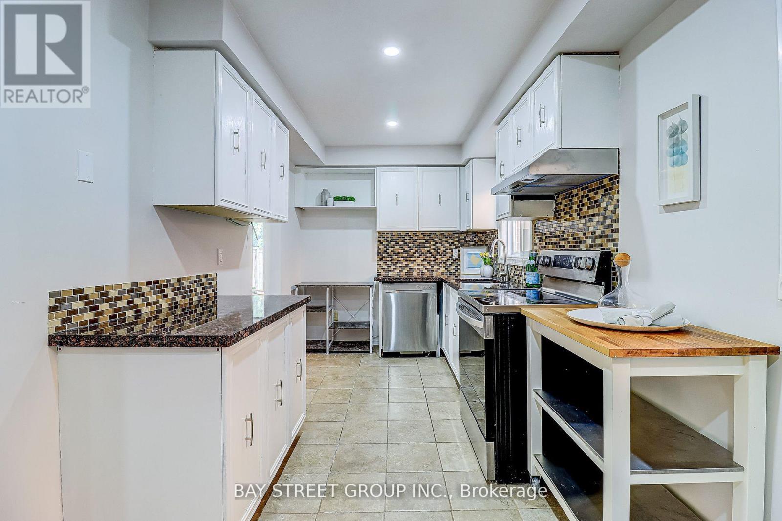 679 Constellation Drive, Mississauga, Ontario  L5R 2V9 - Photo 6 - W12501618