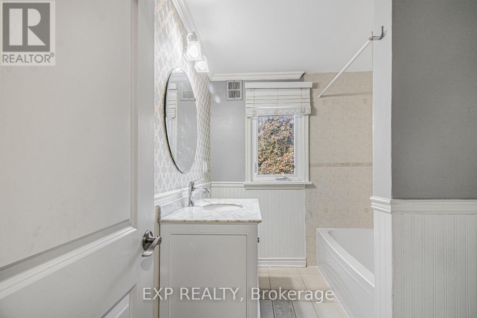 6 Erlesmere Avenue, Brampton (Brampton East), Ontario  L6W 2T5 - Photo 17 - W12501636