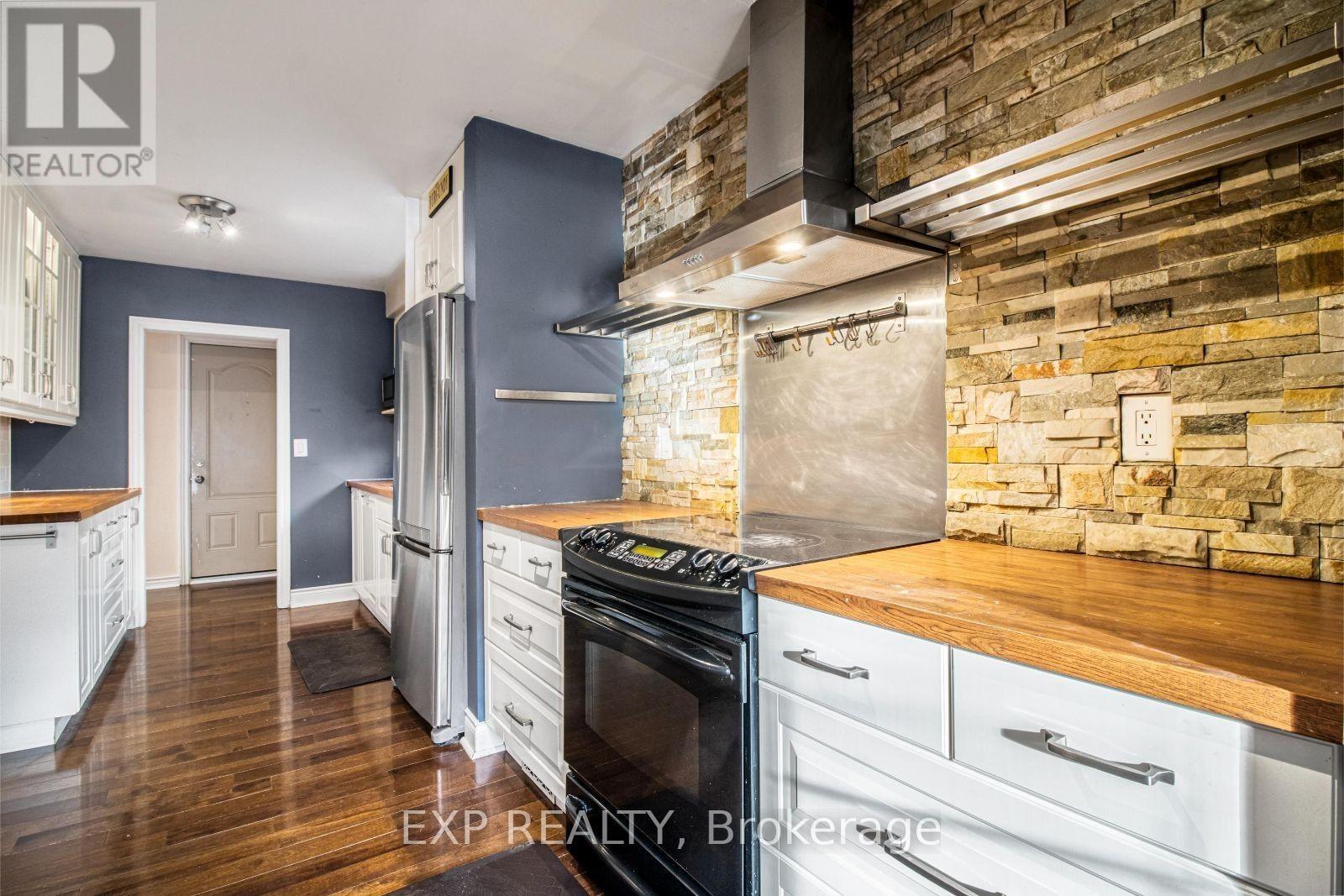 6 Erlesmere Avenue, Brampton (Brampton East), Ontario  L6W 2T5 - Photo 8 - W12501636