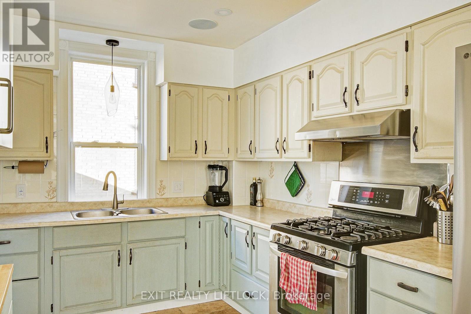 558 Chamberlain Street, Peterborough (Otonabee Ward 1), Ontario  K9J 4L5 - Photo 11 - X12501772