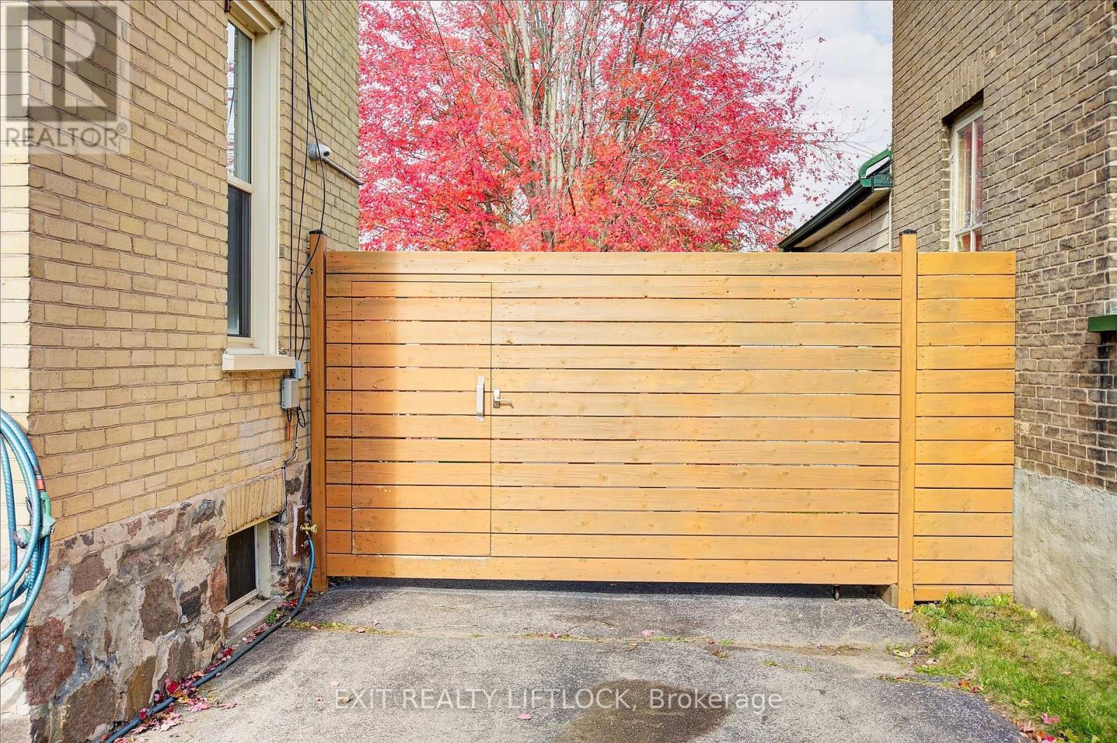 558 Chamberlain Street, Peterborough (Otonabee Ward 1), Ontario  K9J 4L5 - Photo 3 - X12501772