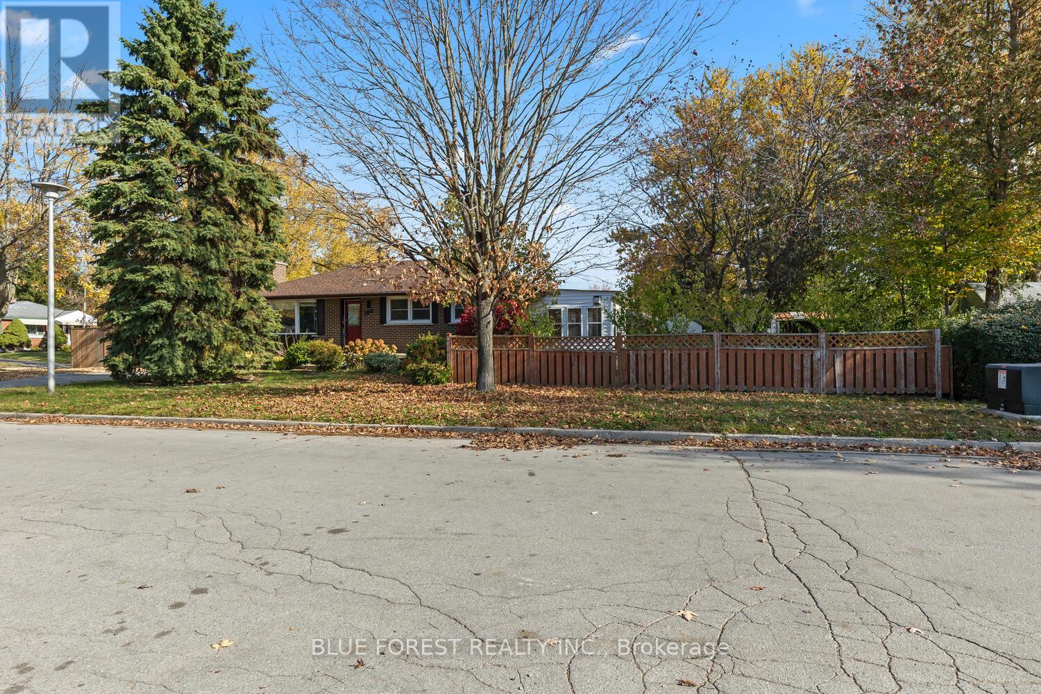 106 Laurentian Drive N, London East (East O), Ontario  N5W 1P2 - Photo 47 - X12501784