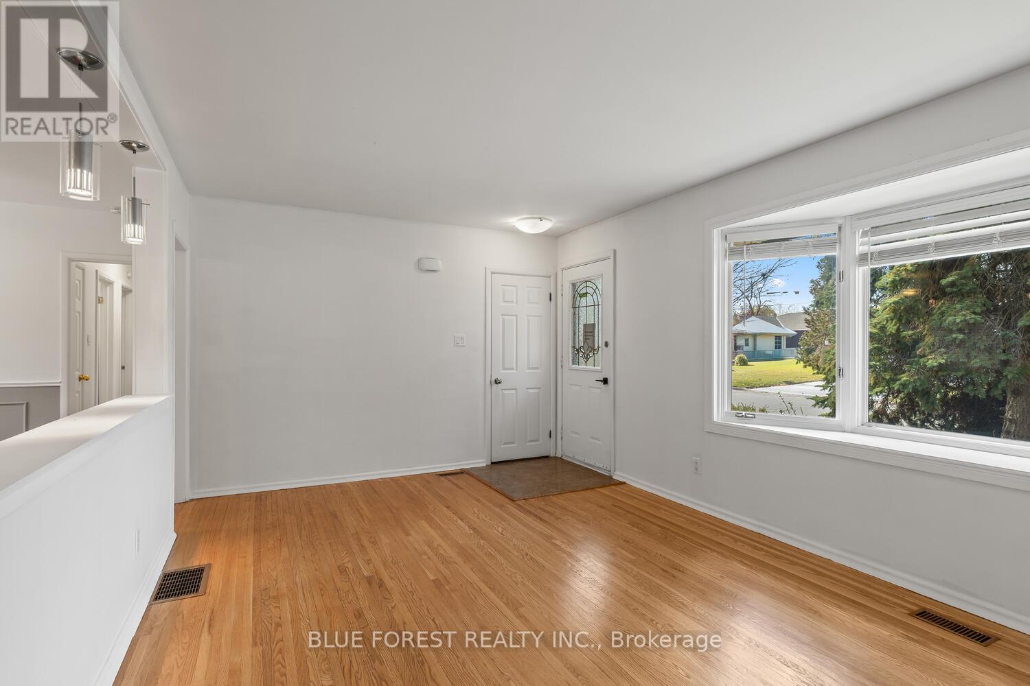 106 Laurentian Drive N, London East (East O), Ontario  N5W 1P2 - Photo 7 - X12501784