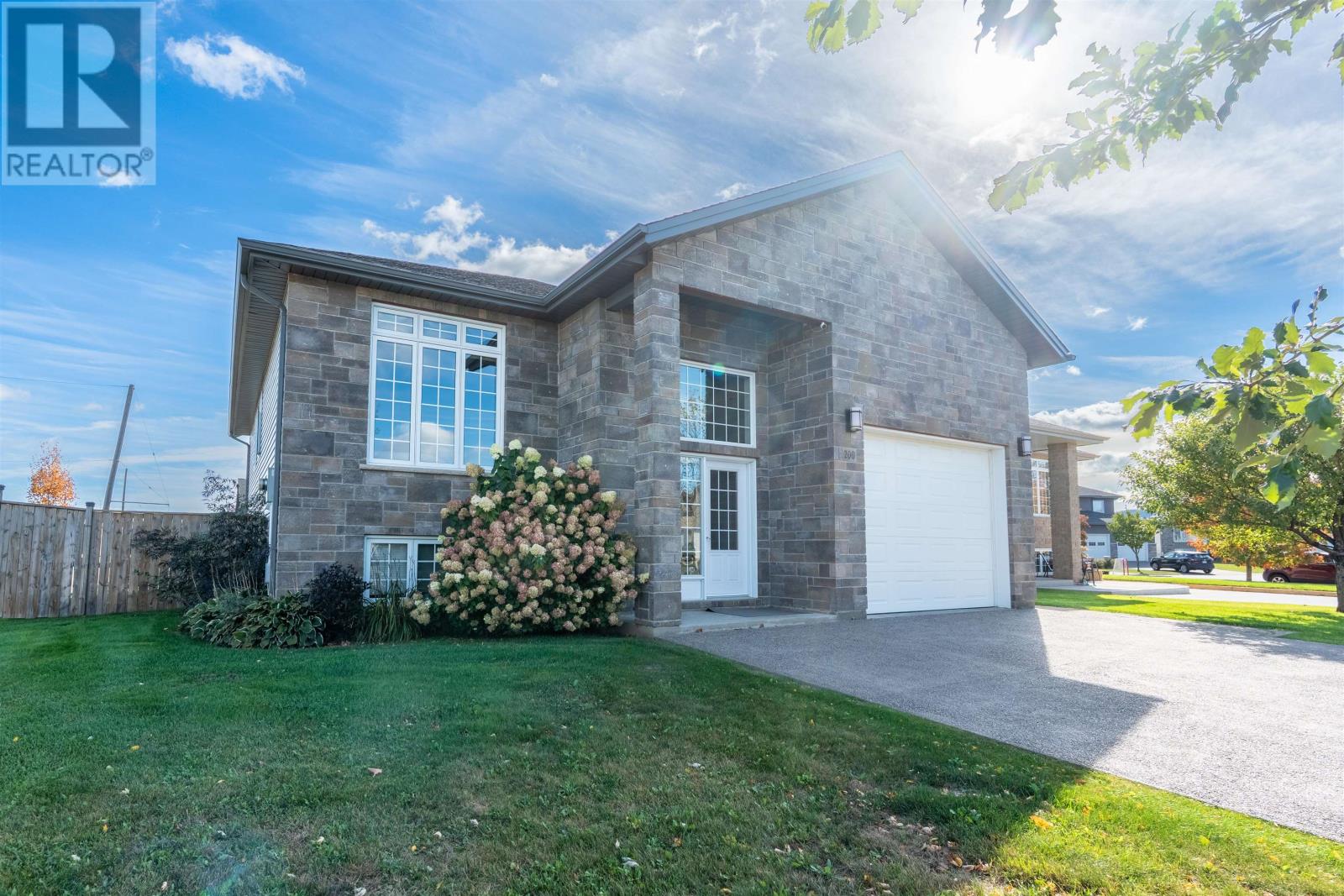 200 Deer Ct, Thunder Bay, Ontario  P7G 6B4 - Photo 2 - TB253177