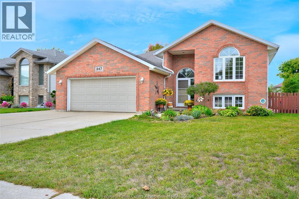 MLS# 25027775: 247 WILLOW-WOOD, Lakeshore, Canada