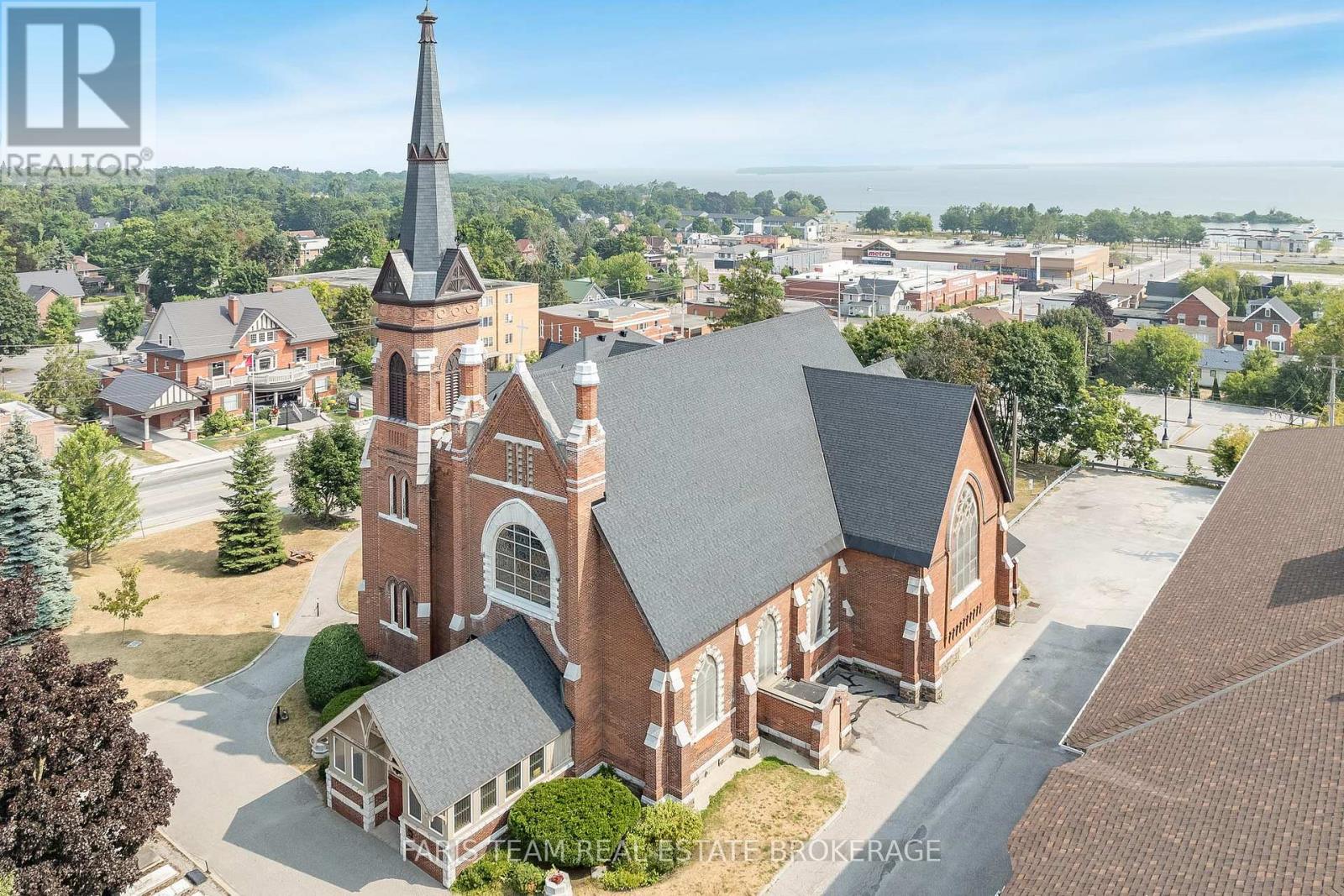 58 Peter Street N, Orillia, Ontario  L3V 4Y7 - Photo 2 - S12359904