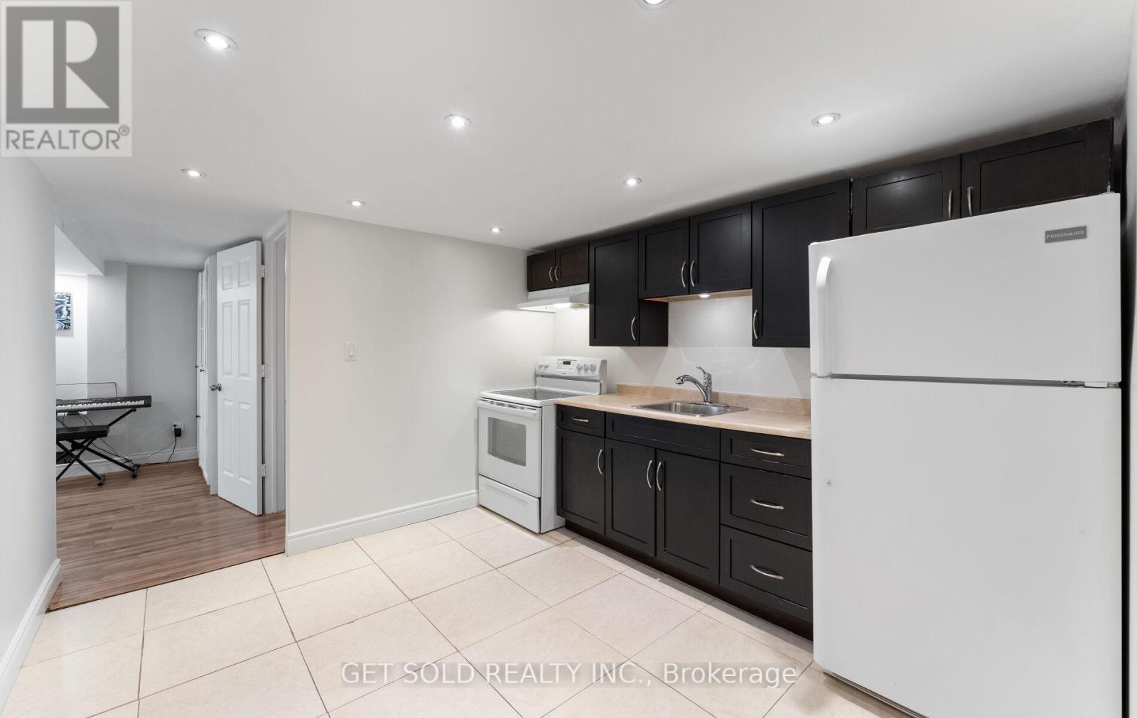 39 Pakenham Drive, Toronto, Ontario  M9W 4B2 - Photo 29 - W12436619