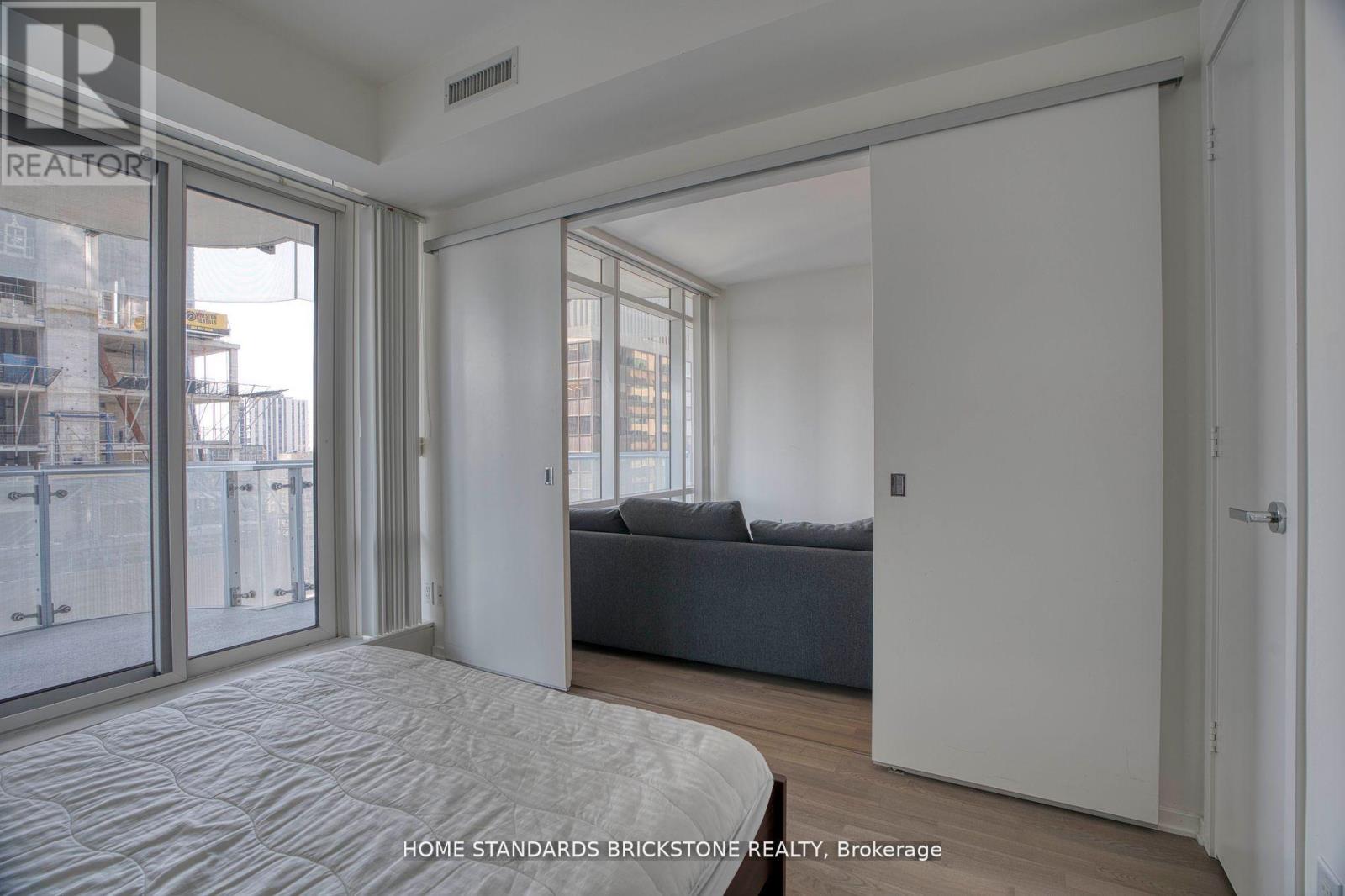 1609 - 1 Bloor Street E, Toronto, Ontario  M4W 0A8 - Photo 11 - C12501710