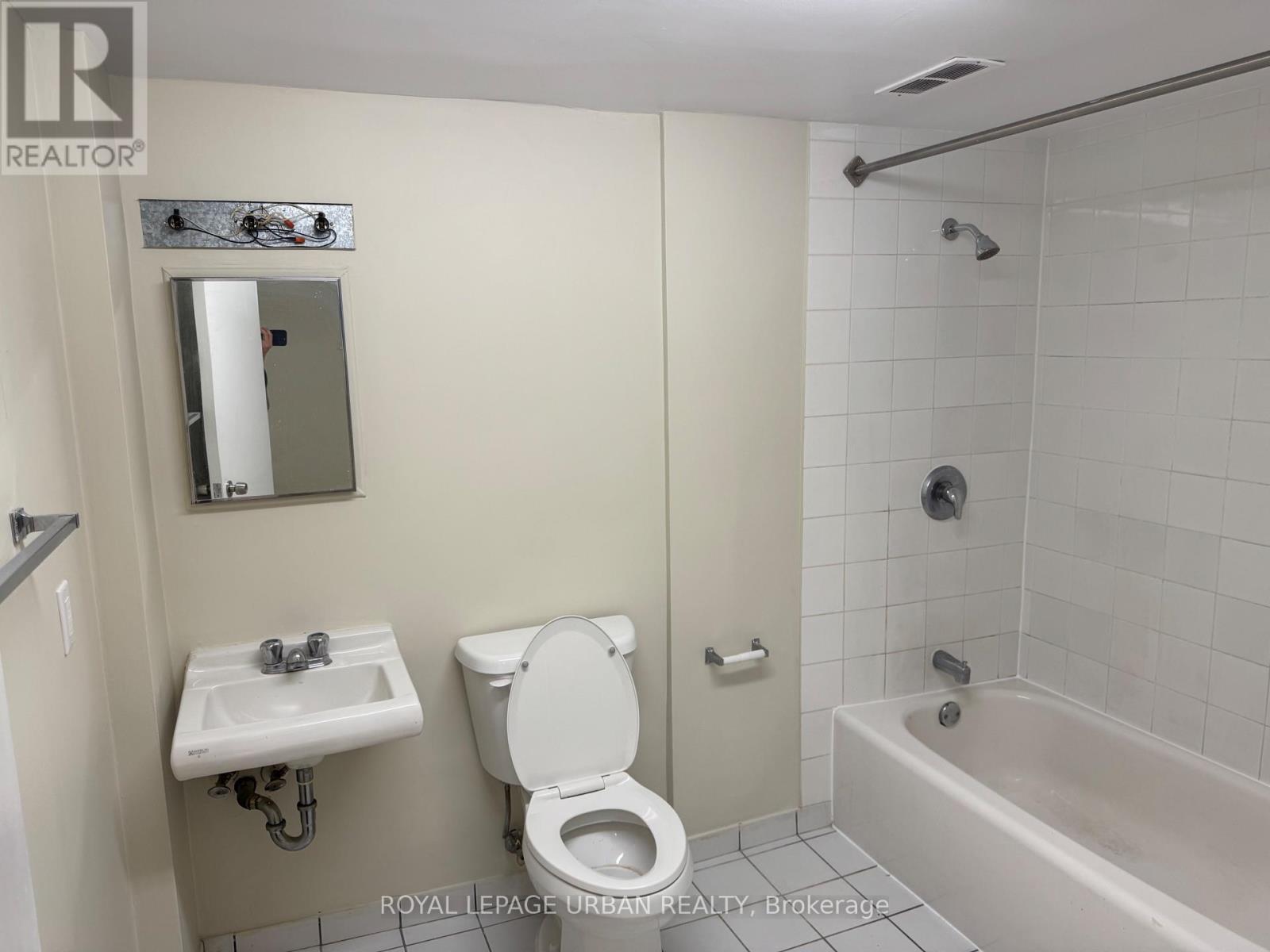 1b - 985 Coxwell Avenue, Toronto (East York), Ontario  M4C 3G4 - Photo 7 - E12501690