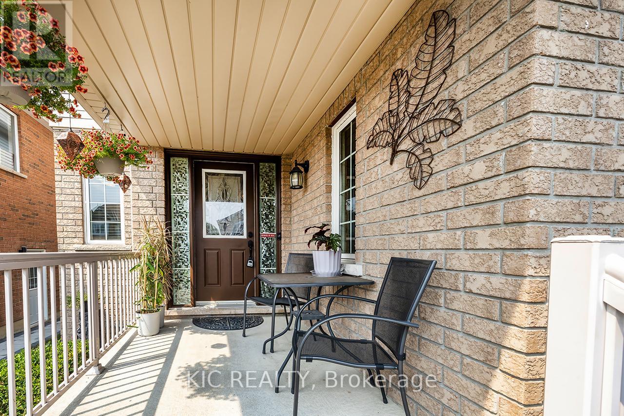 40 Puttingedge Drive, Whitby, Ontario  L1R 0H7 - Photo 3 - E12502058