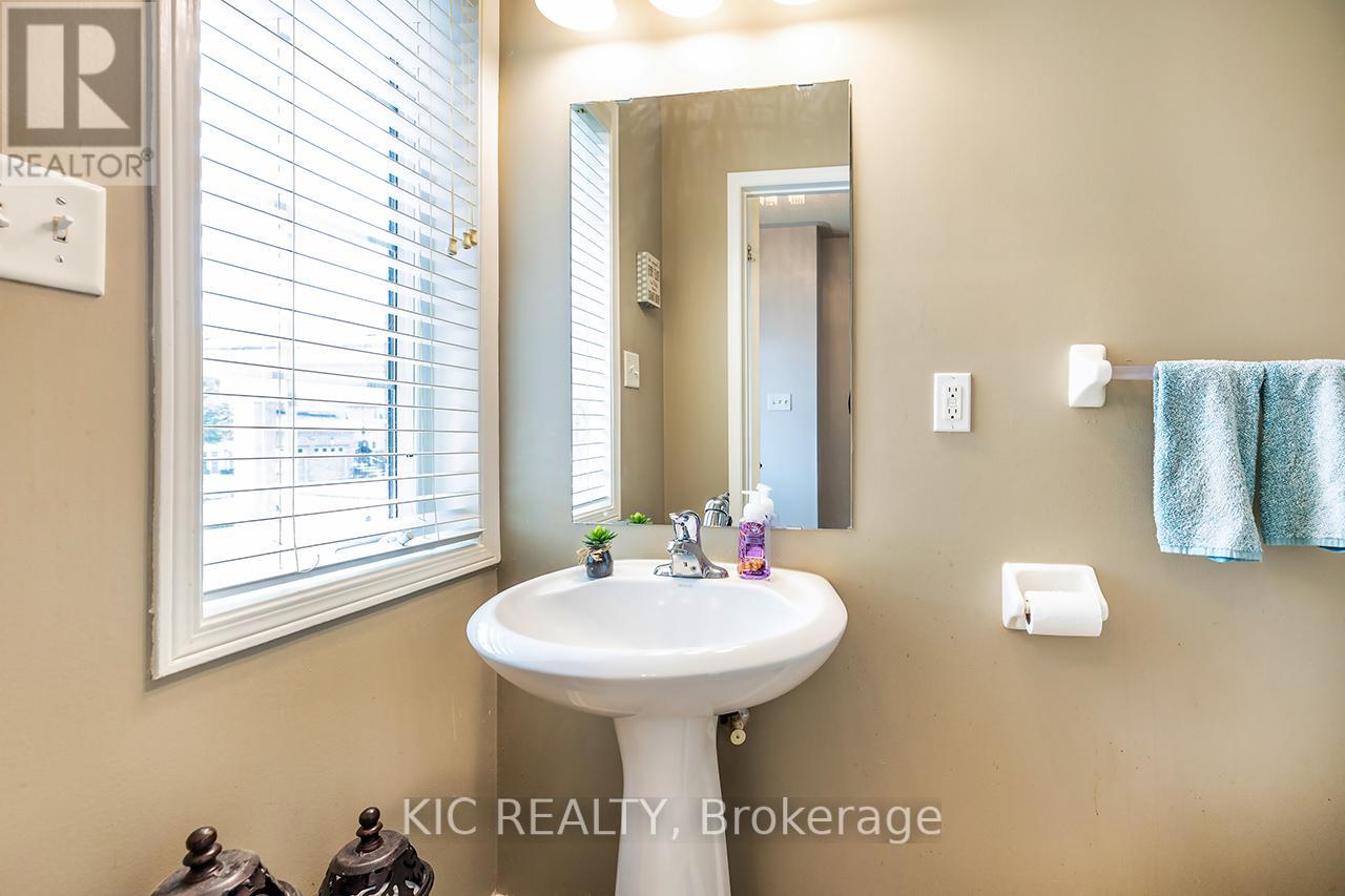 40 Puttingedge Drive, Whitby, Ontario  L1R 0H7 - Photo 6 - E12502058