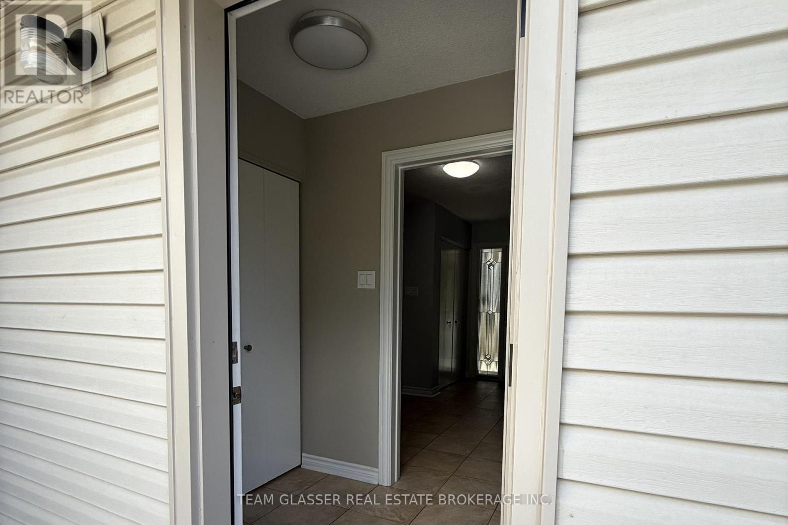 708 Village Green Avenue, London South, Ontario  N6K 1H2 - Photo 26 - X12502124