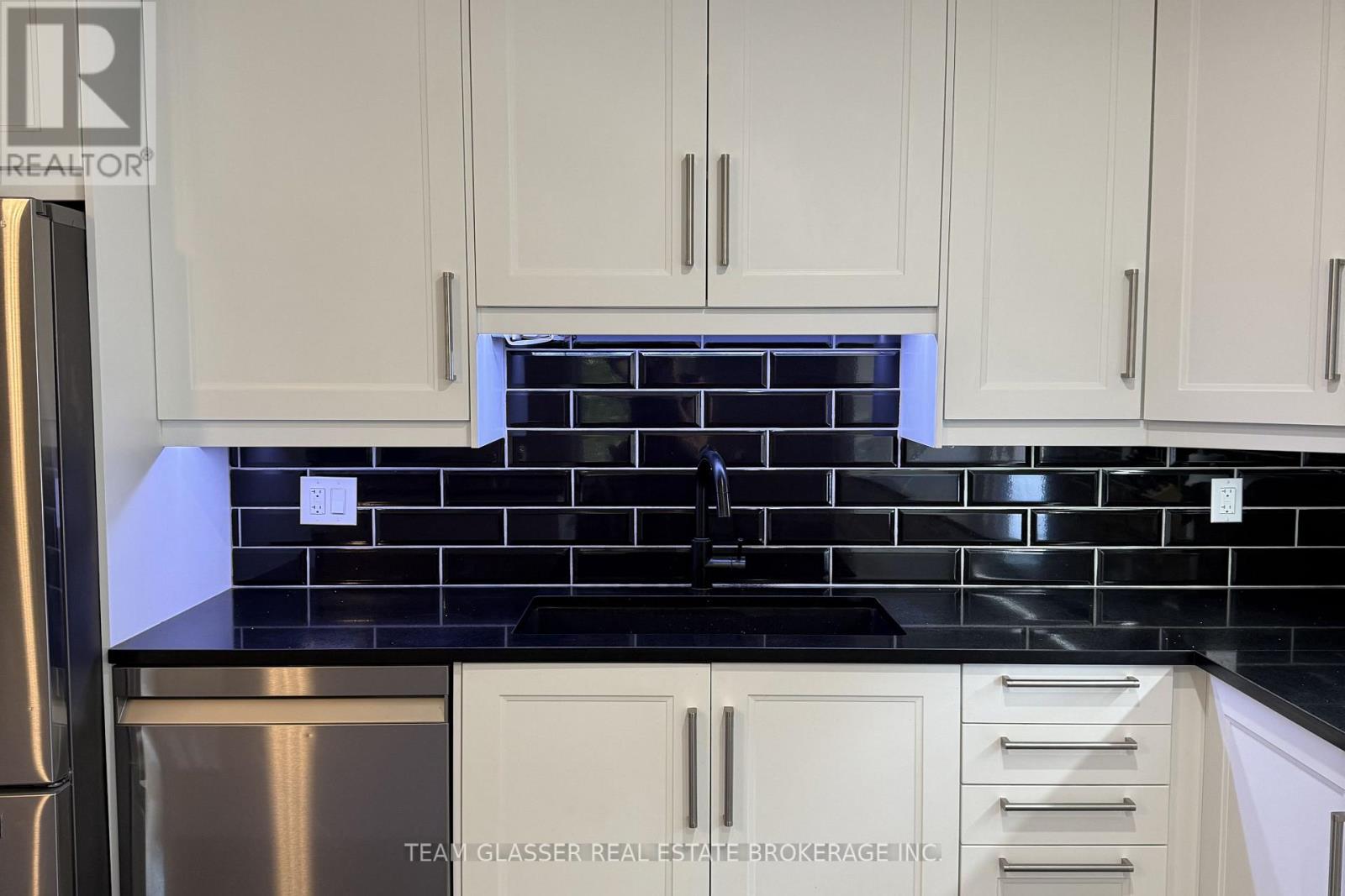 708 Village Green Avenue, London South, Ontario  N6K 1H2 - Photo 7 - X12502124