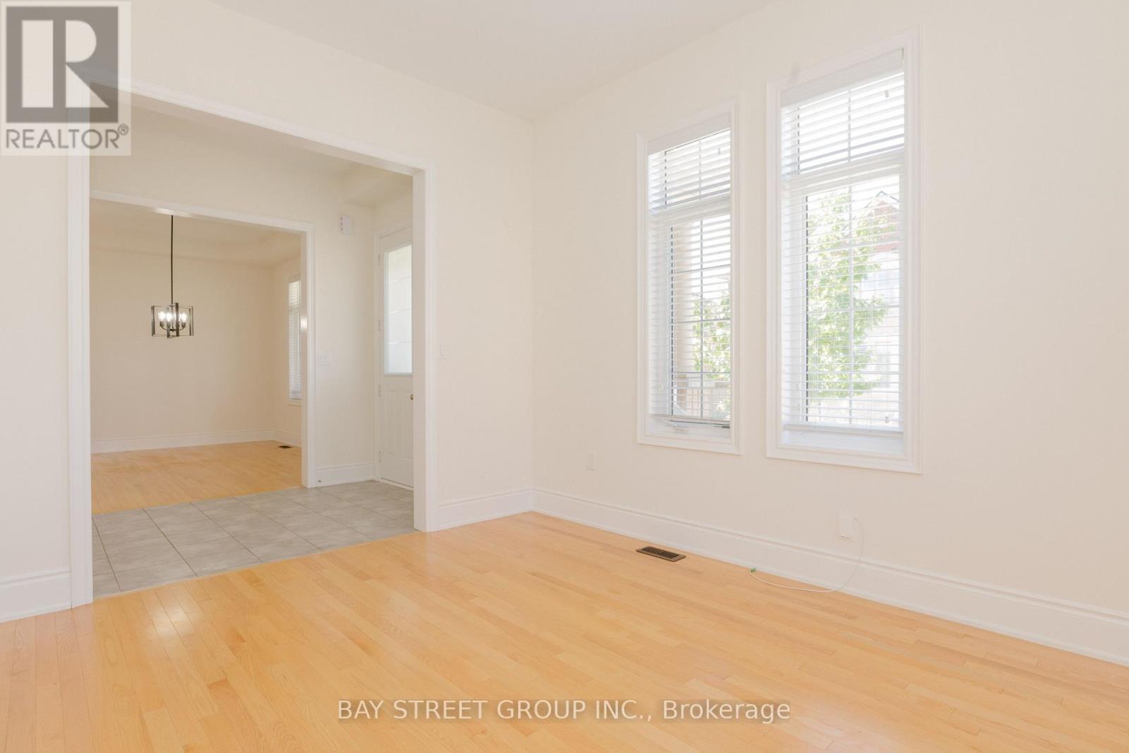 3127 Streamwood Pass, Oakville, Ontario  L6H 0T2 - Photo 5 - W12501692