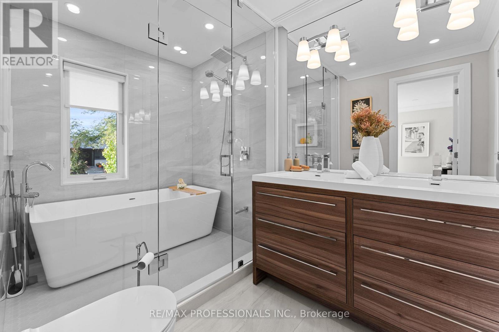 1 Tewsley Place, Toronto, Ontario  M9P 1N6 - Photo 12 - W12501758