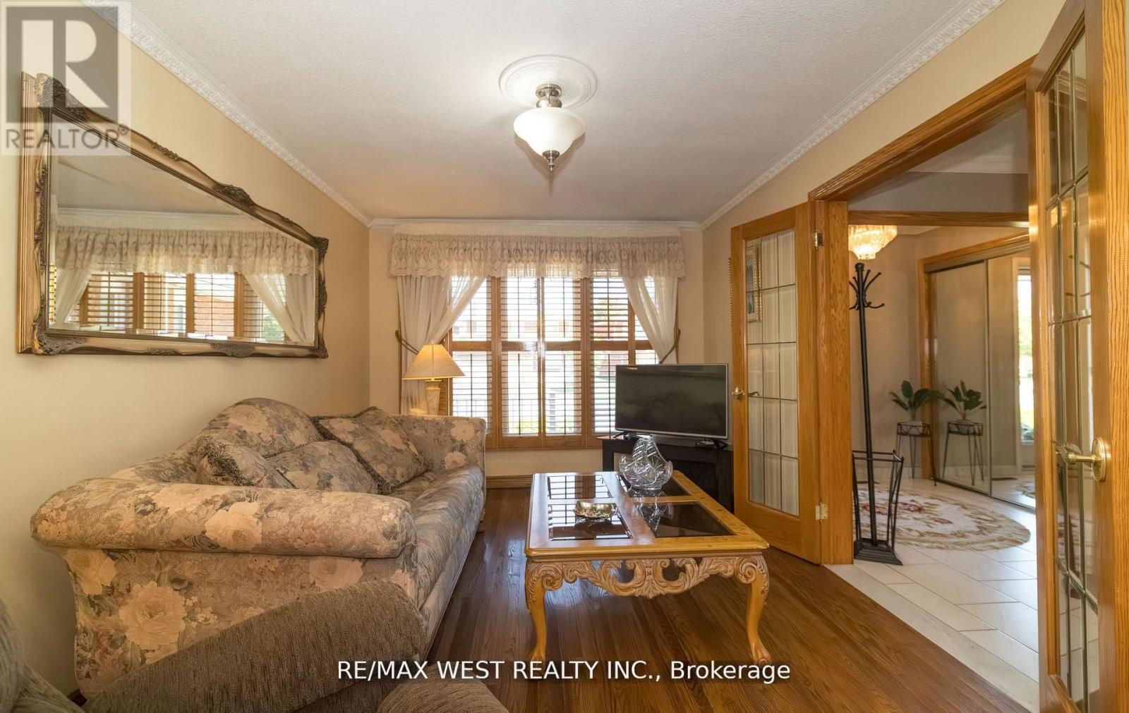 52 Amantine Crescent, Brampton, Ontario  L6W 4A1 - Photo 10 - W12501796