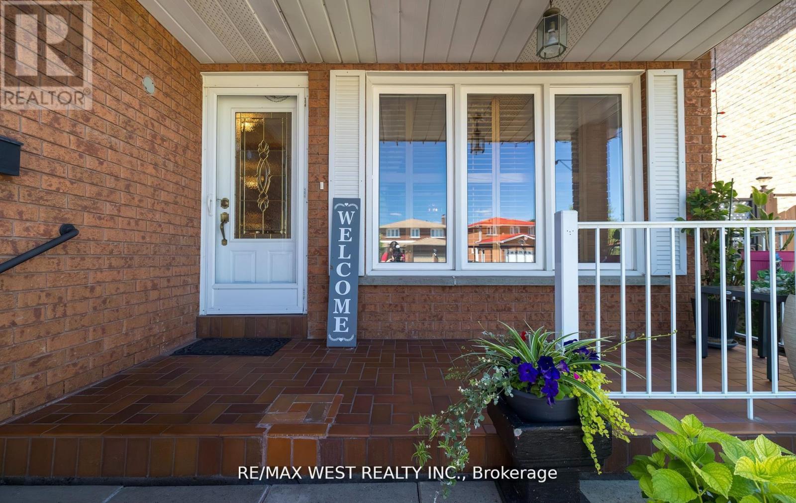 52 Amantine Crescent, Brampton, Ontario  L6W 4A1 - Photo 3 - W12501796