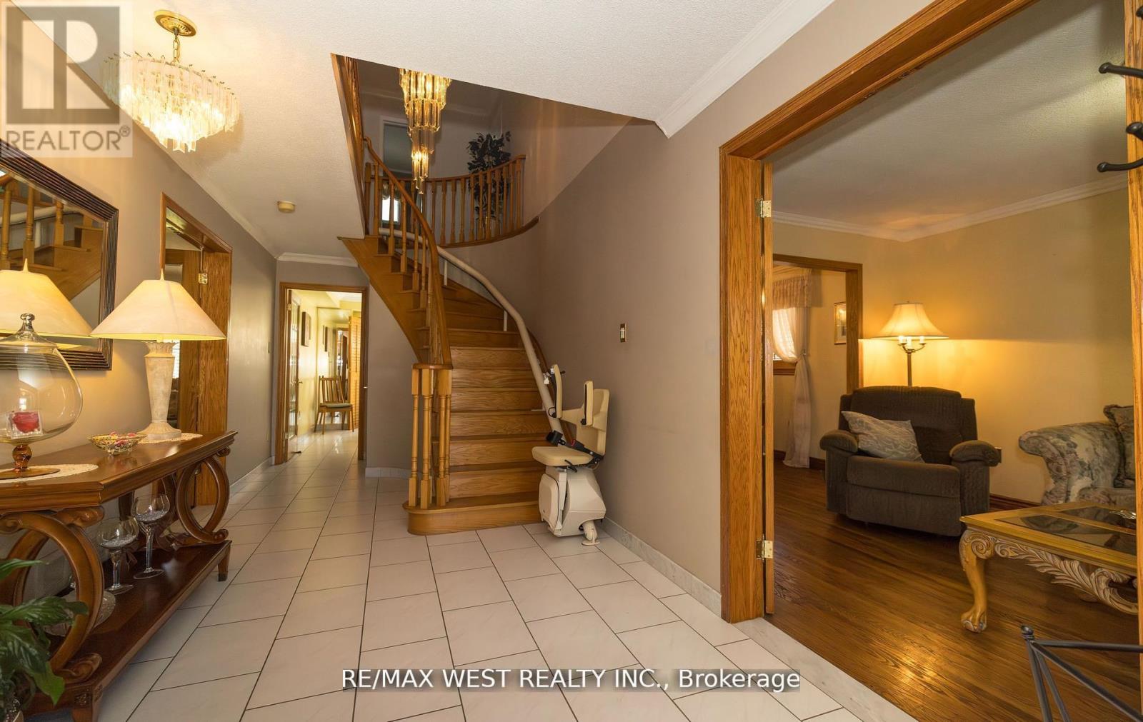 52 Amantine Crescent, Brampton, Ontario  L6W 4A1 - Photo 4 - W12501796