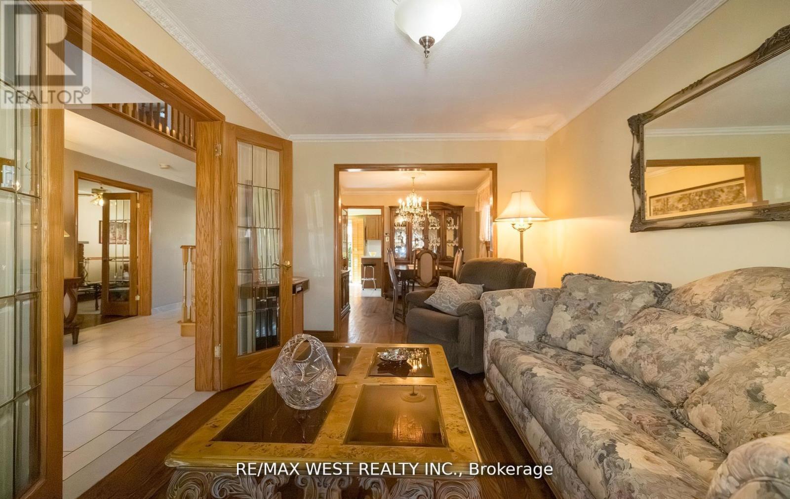 52 Amantine Crescent, Brampton, Ontario  L6W 4A1 - Photo 5 - W12501796