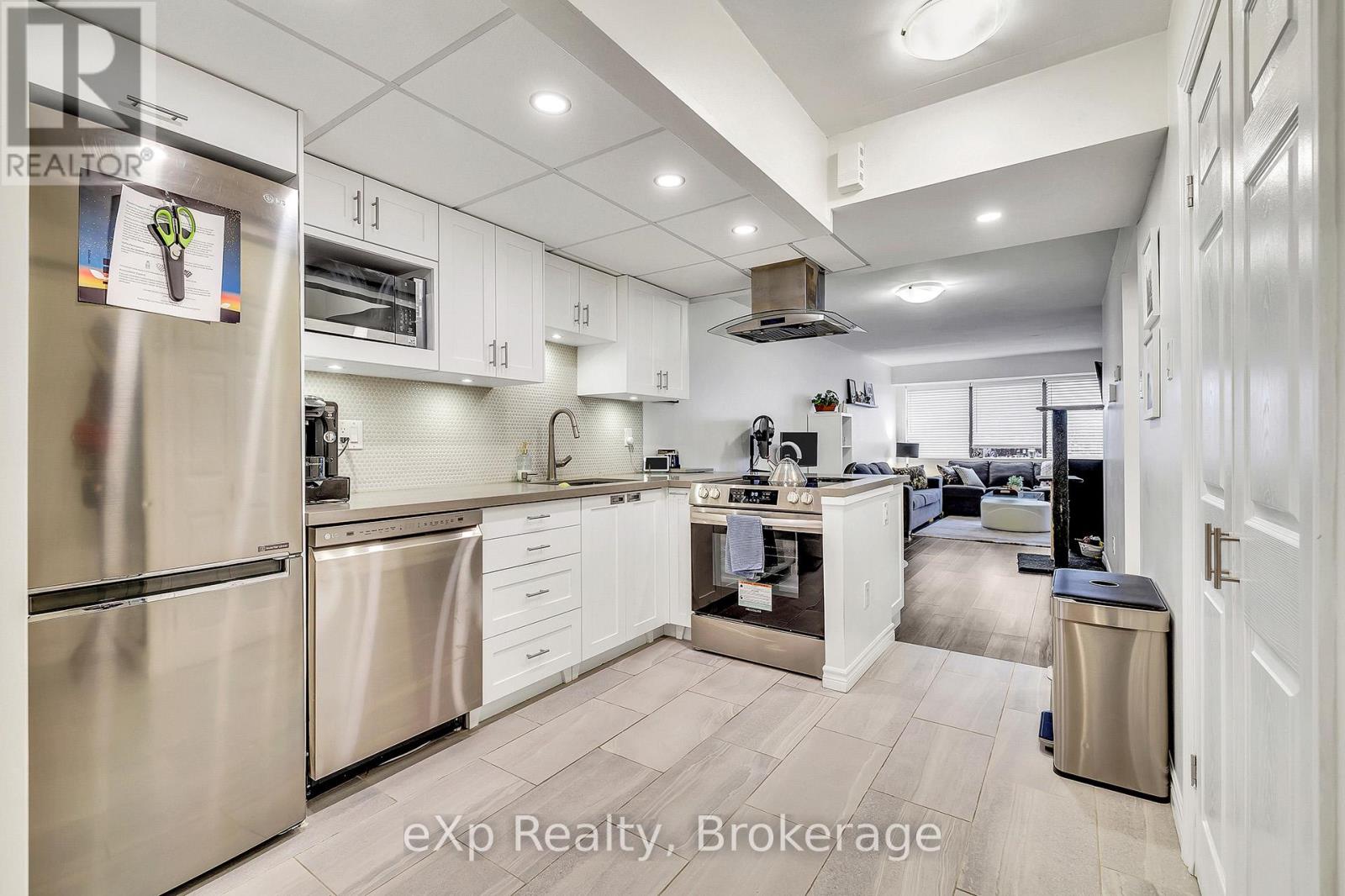 309 - 100 Bronte Road, Oakville, Ontario  L6L 6L5 - Photo 2 - W12501816