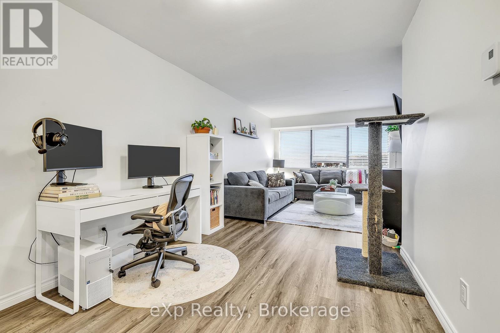 309 - 100 Bronte Road, Oakville, Ontario  L6L 6L5 - Photo 3 - W12501816