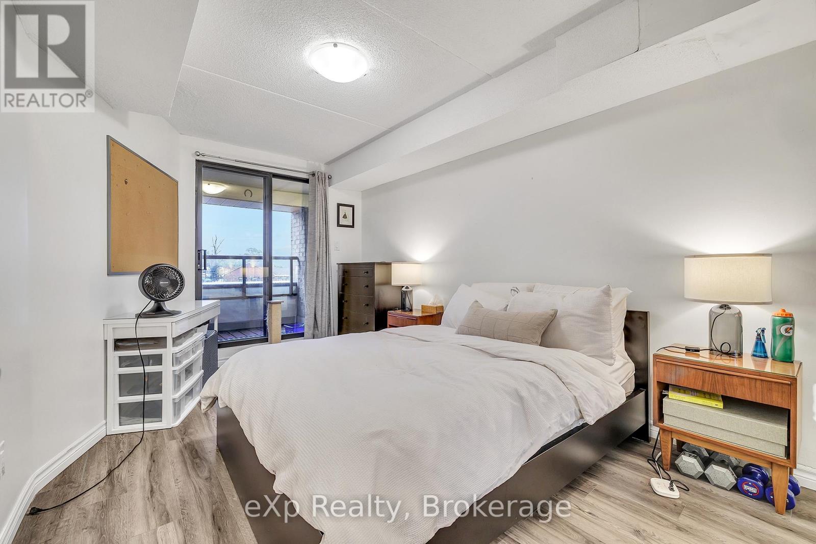 309 - 100 Bronte Road, Oakville, Ontario  L6L 6L5 - Photo 9 - W12501816