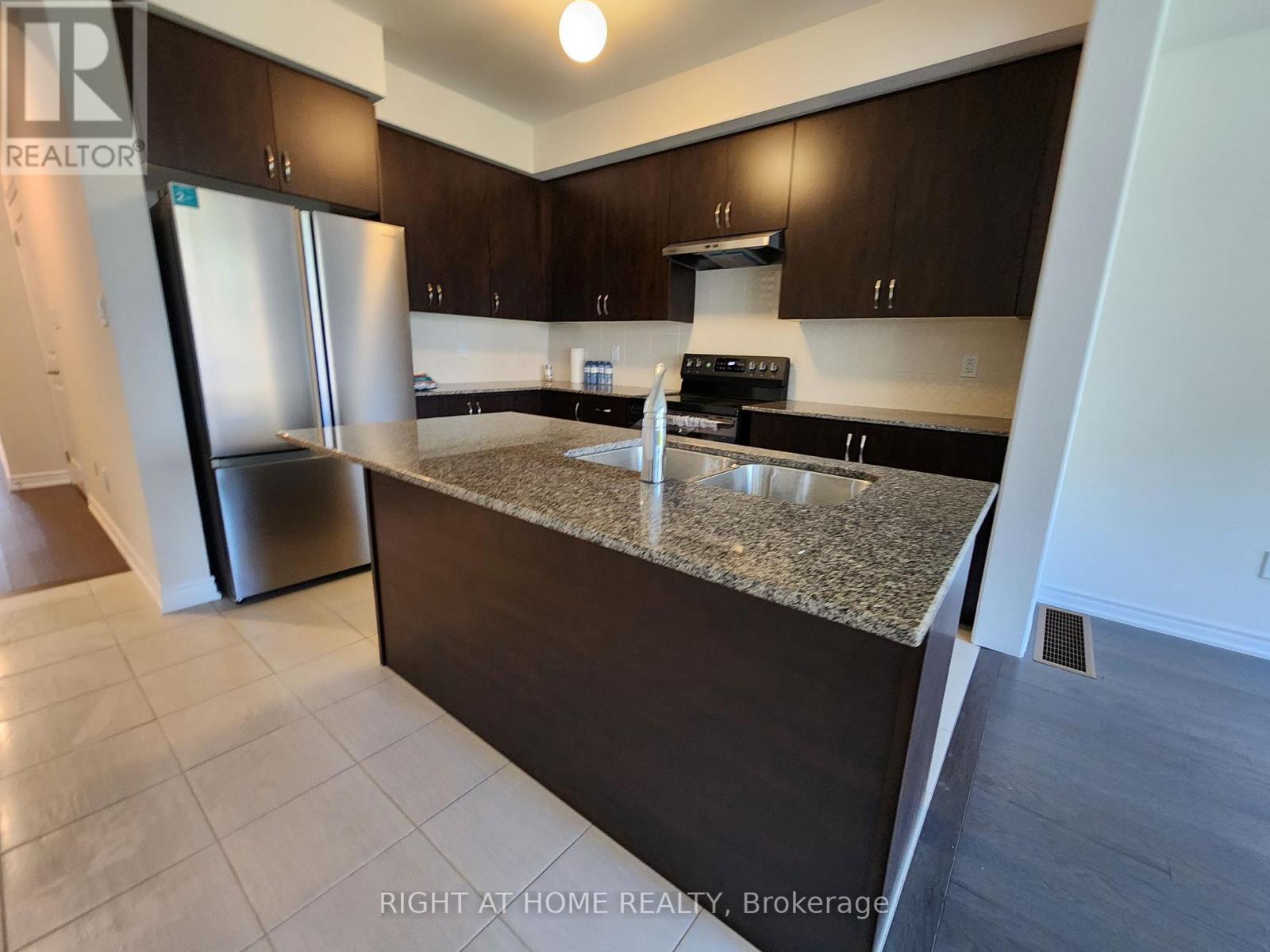 21 Coho Drive N, Whitby, Ontario  L1P 0K4 - Photo 2 - E12501922