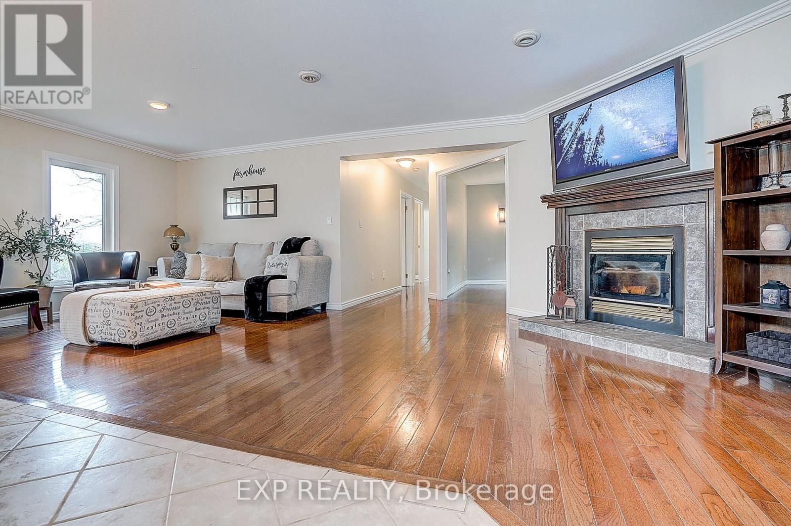 8327 Old Homestead Road, Georgina, Ontario  L0E 1N0 - Photo 10 - N12501948