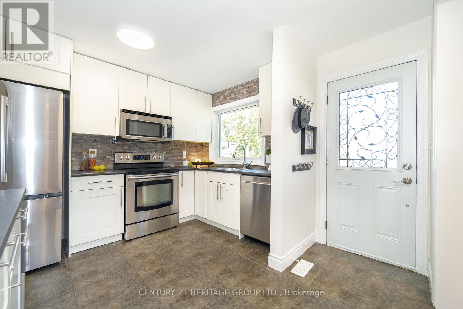 67 Savona Drive, Toronto, Ontario  M8W 4V2 - Photo 4 - W12499068