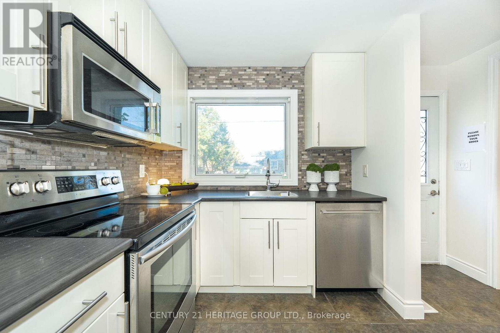 67 Savona Drive, Toronto, Ontario  M8W 4V2 - Photo 6 - W12499068