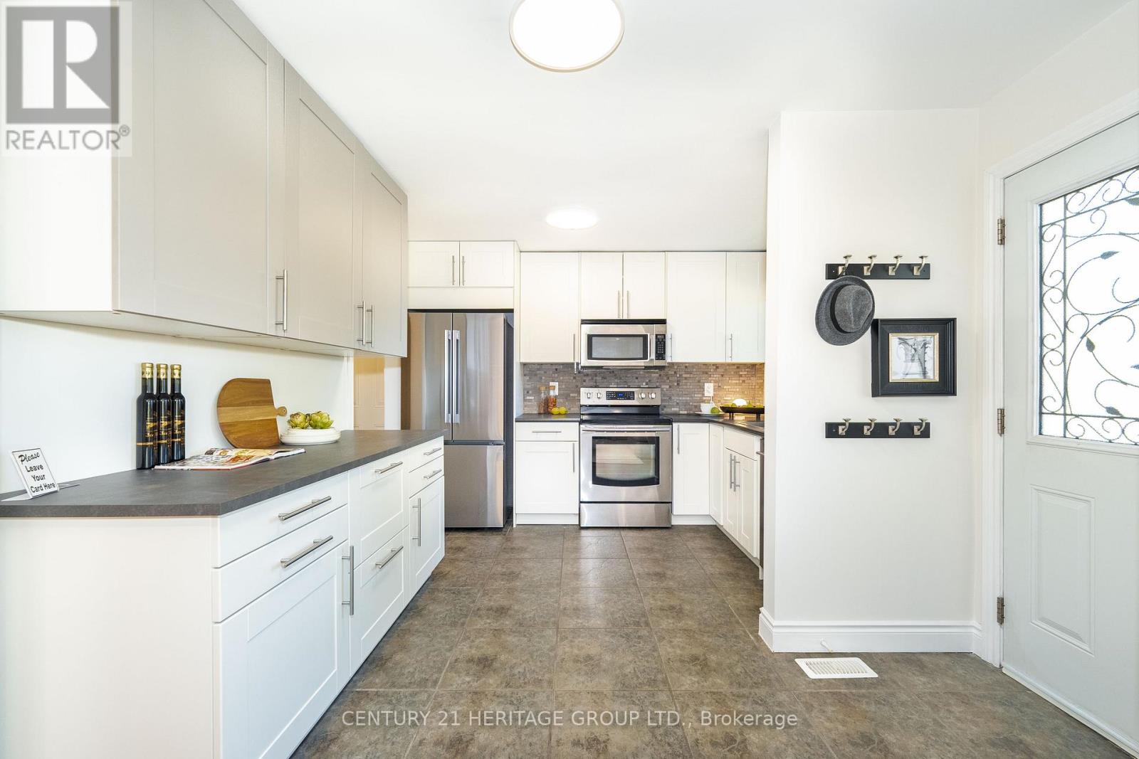 67 Savona Drive, Toronto, Ontario  M8W 4V2 - Photo 5 - W12499068