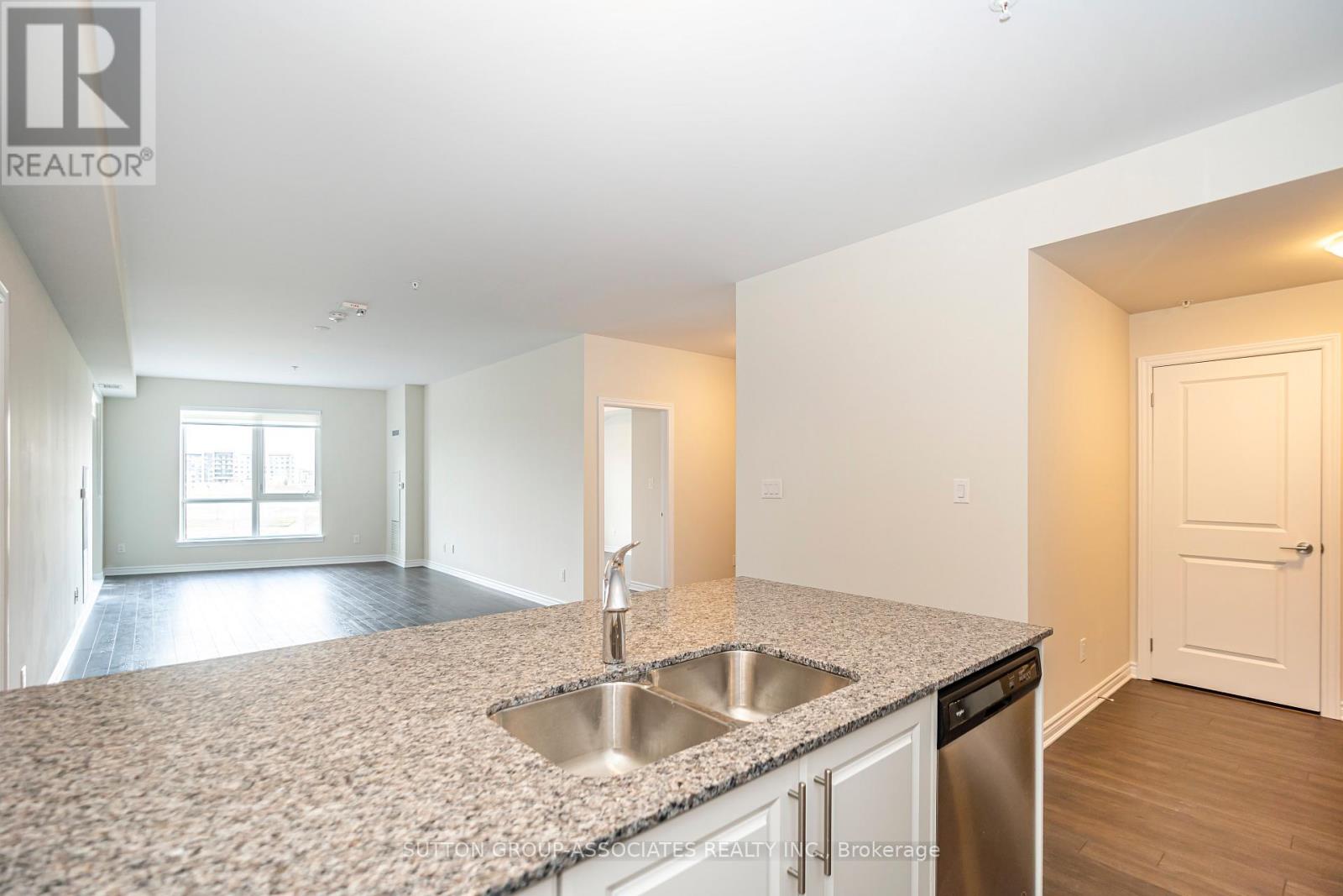 307 - 150 Oak Park Boulevard, Oakville, Ontario  L6H 3P2 - Photo 5 - W12501840