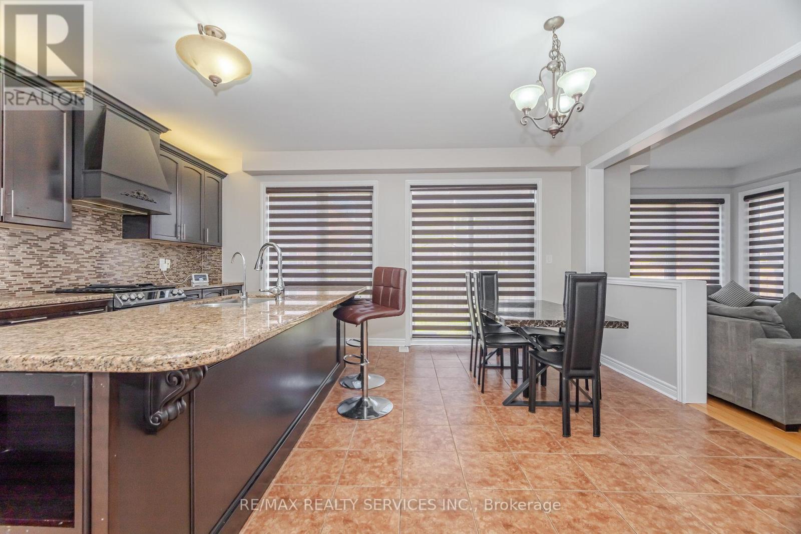 232 Sussexvale Drive, Brampton, Ontario  L6R 3S3 - Photo 18 - W12501888