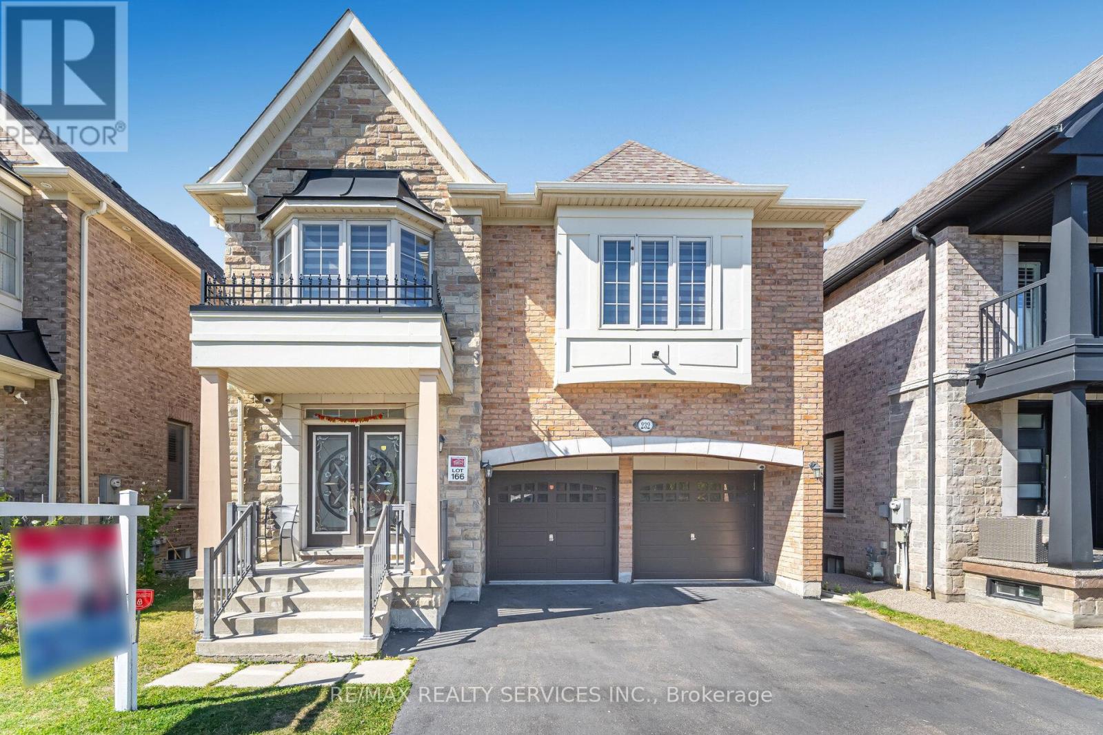 232 Sussexvale Drive, Brampton, Ontario  L6R 3S3 - Photo 3 - W12501888