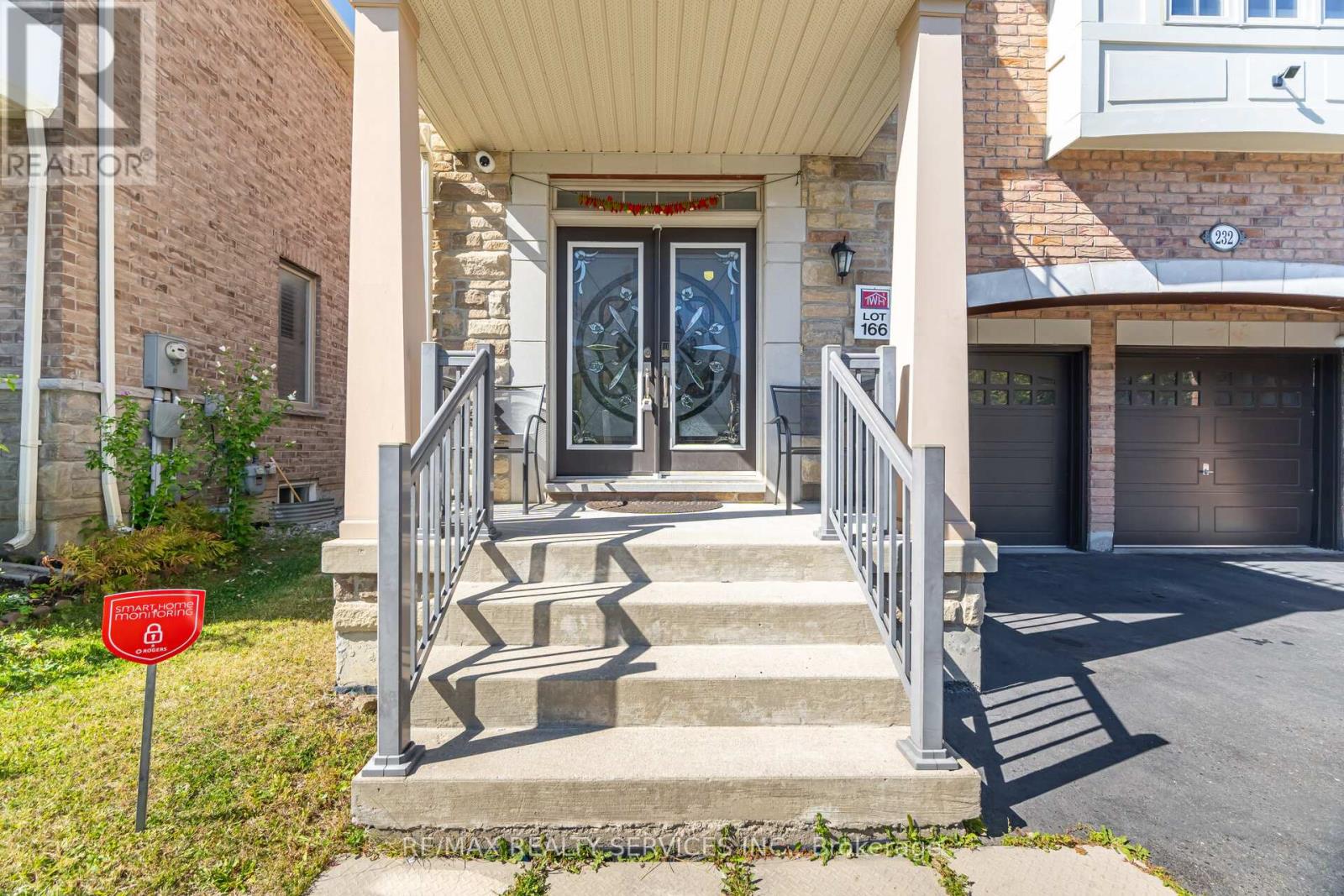 232 Sussexvale Drive, Brampton, Ontario  L6R 3S3 - Photo 4 - W12501888