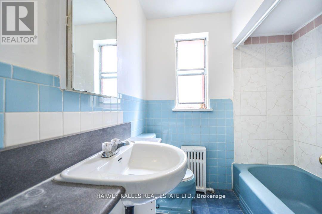 90 Trethewey Drive, Toronto (Beechborough-Greenbrook), Ontario  M6M 4B4 - Photo 11 - W12501900