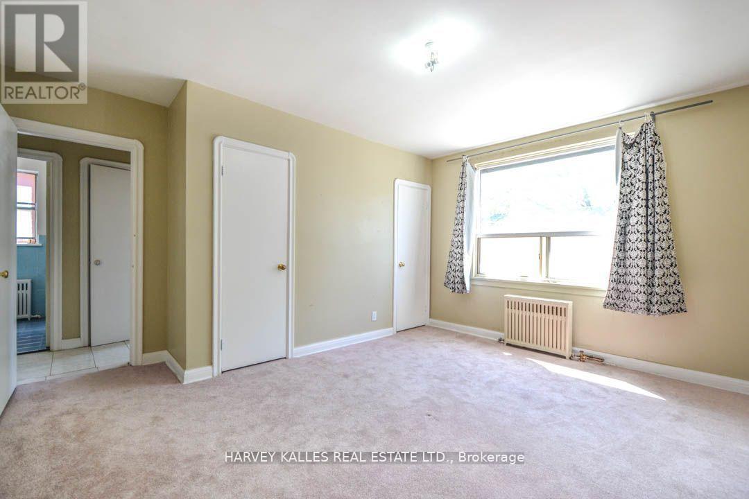 90 Trethewey Drive, Toronto (Beechborough-Greenbrook), Ontario  M6M 4B4 - Photo 6 - W12501900