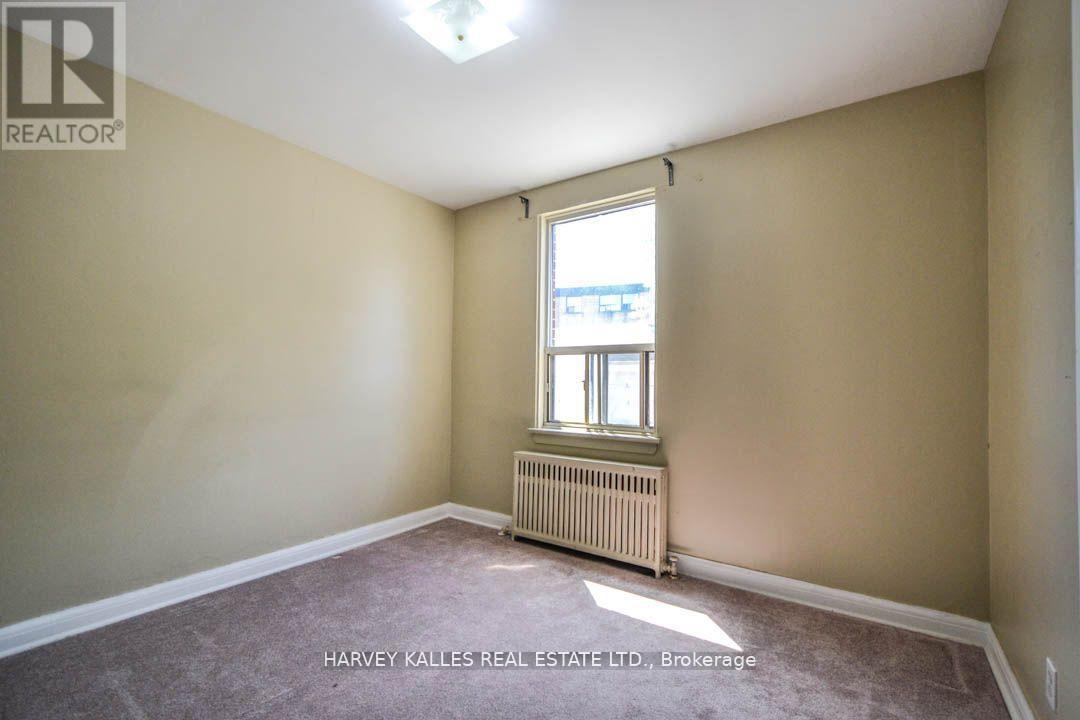 90 Trethewey Drive, Toronto (Beechborough-Greenbrook), Ontario  M6M 4B4 - Photo 8 - W12501900